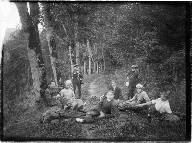 Gruppe bei Rast auf Waldweg, wohl 1910-20er