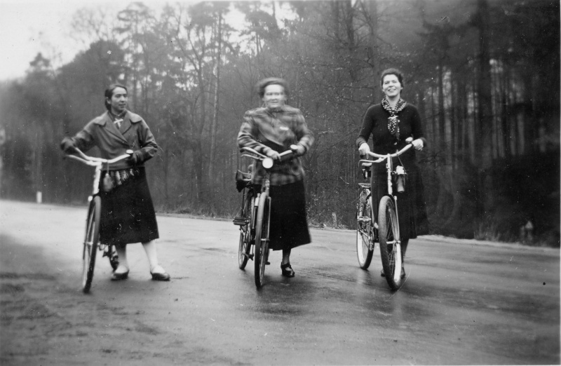 Drei Damen auf Fahrradtour, Landstuhl 1937