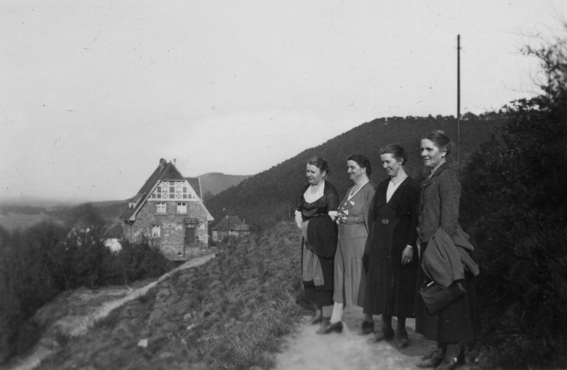 4 Damen beim Spaziergang Nähe Landstuhl 1939