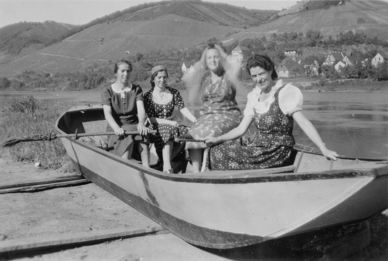 4 Damen bei Bullay / Mosel, Juni 1939