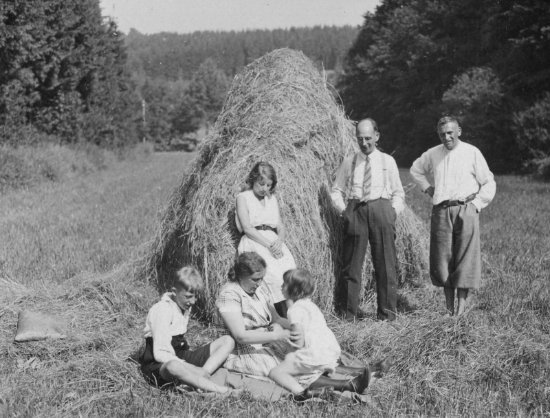 Picknick im Feld Nr. 2, wohl Saarland um 1930