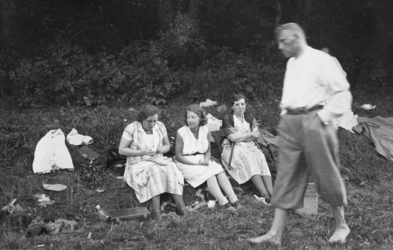 Picknick im Feld Nr. 4, wohl Saarland um 1930