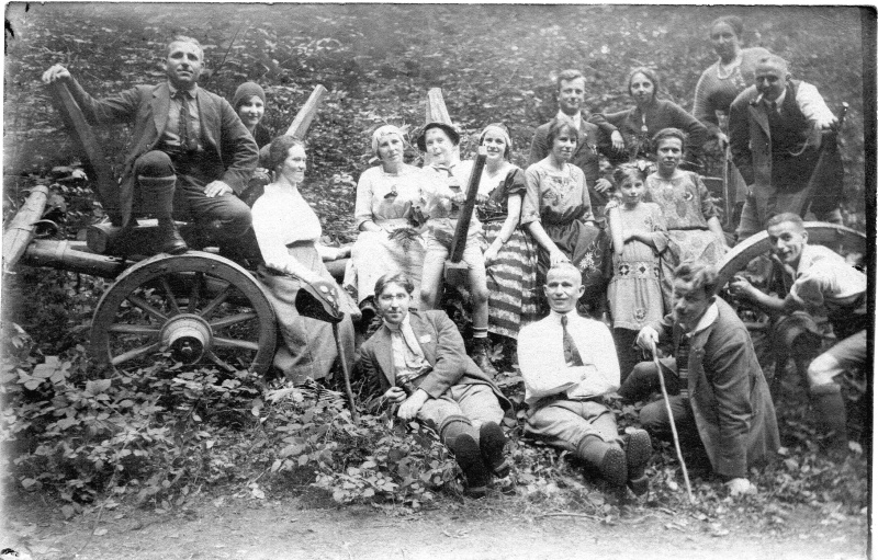 Wandergruppe im Wald am Pferdekarren, 1920er