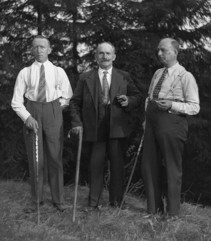 Drei Männer mit Spazierstock, 1930er