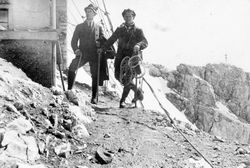 Zwei Wanderer an Gebirgshütte, 1922