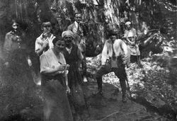 Kleine Pause am Fuß des Felsens, 1922