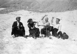 Schneeballspielchen am Alpenhang, 1922