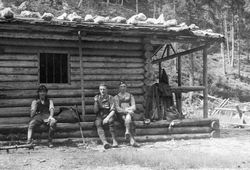 3 Wanderer an Alpen-Blockhütte, 1922