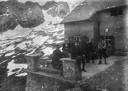 Wanderergruppe an der Knorrhütte, 1922