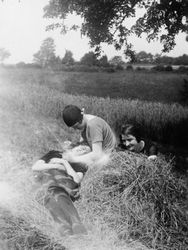 Freundinnen im Stroh bei Burg Pyrmont, Sommer 1926